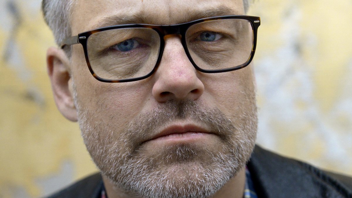 Henrik Schyffert, 47, programledare, komiker, artist, manusförfattare och radiopratare.